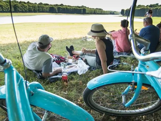 picnic lunch in Versailles during bike tour