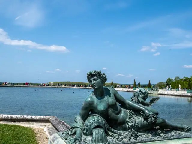 statue in versailles gardens